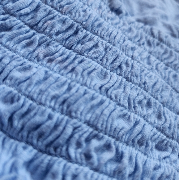 Light blue stretchy crop top with bleach stains - Picture 3 of 3